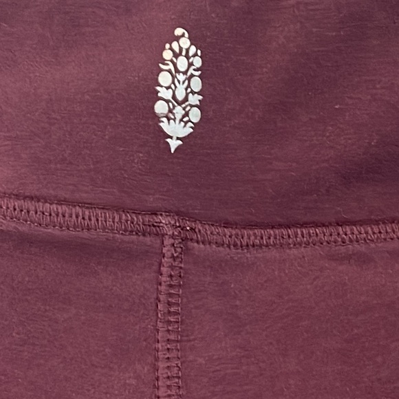 FREE PEOPLE MOVEMENT CROPPED CUTOUT LEGGINGS PLUM SIZE EXTRA SMALL - Picture 7 of 8